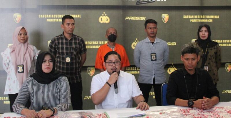 Kasat Reskrim, Kompol Fadhillah Aditya Pratama bersama anggotanya saat konferensi pers kasus pelecehan seksual di Mapolresta Banda Aceh, Selasa (23/5/2023).