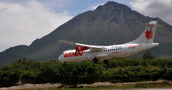 Pesawat Wings air di Bandara Rembele, Bener Meriah. 