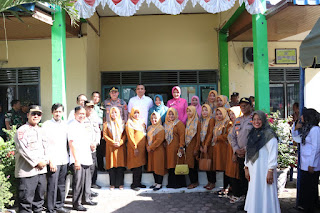 Kapolres Sabang Sebagai Bapak Asuh Bersama Ketua Bhayangkari Cabang Sabang Beri Paket Pemberian Makanan Tambahan (PMT) Untuk Anak Stunting Dan Ibu Hamil