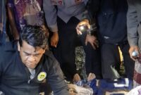 Aipda Zen Herman bersama Aipda Misuardi evakuasi korban