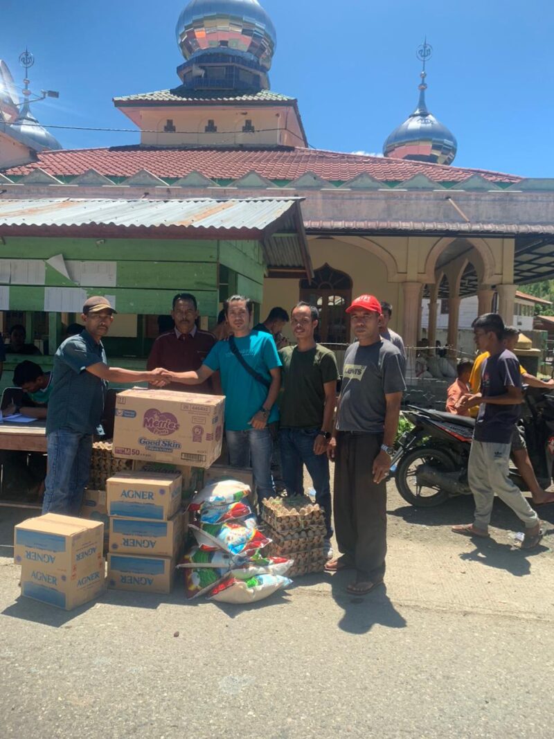 perwakilan Dari salah satu pabrik getah Pinus PT. KHBL menyerah kan bantuan kemanusiaan korban kebakaran di desa Tungel, Rikit Gaib Gayo Lues, Aceh.