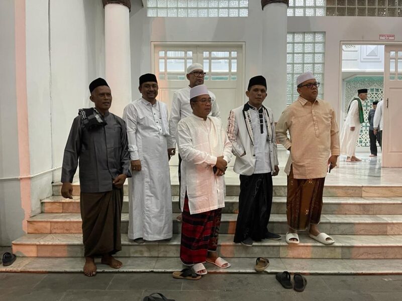 Ulama Aceh Barat Bapak H Ramli MS menghadiri Acara Zikir atau Ratib seribe yg di adakan di Mesjid Raya Baiturrahaman Banda Aceh Minggu 28 Mei 2023 pukul 21.00 wib