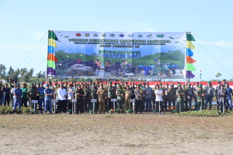 Wakapolda Aceh Hadiri Puncak Penanaman Mangrove Nasional
di Banda Aceh, Gampong Baro, Kecamatan Masjid Raya, Kabupaten Aceh Besar.