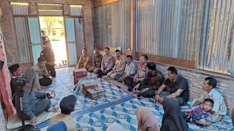 KAPOLRES SIMEULUE MENGUNJUNGI RUMAH DUKA BOCAH TENGGELAM DI DESA LALA BAHAGIA KEC. SALANG KAB. SIMEULUE