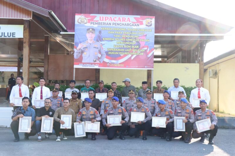 POLRES SIMEULUE MEMBERIKAN PENGHARGAAN KEPADA PERSONIL POLRES SIMEULUE DAN PARA PANGLIMA LAOT 