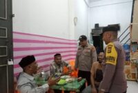 Personel Polsek Syamtalira Bayu Beri Himbauan Kamtibmas Kepada Warga di Warkop Saat Patroli Dialogis Malam Hari
