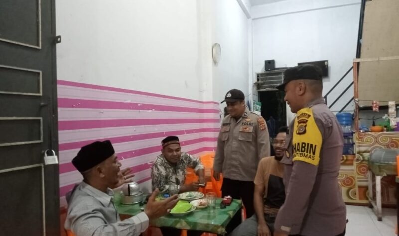 Personel Polsek Syamtalira Bayu Beri Himbauan Kamtibmas Kepada Warga di Warkop Saat Patroli Dialogis Malam Hari
