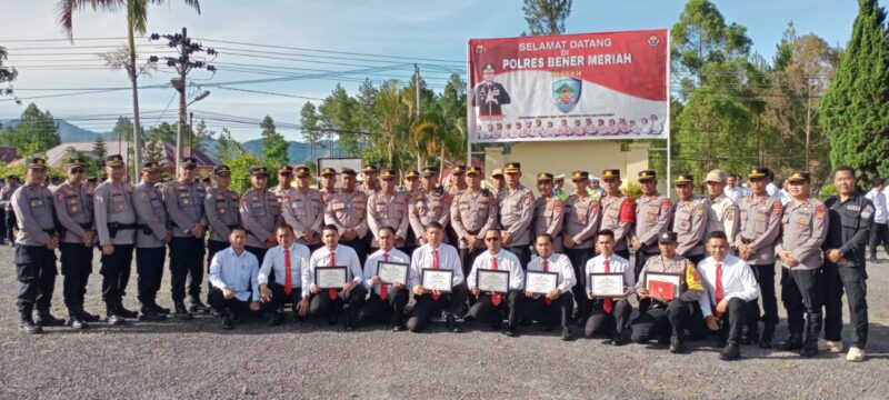 Kapolres Bener Meriah Memberikan Penghargaan Kepada Personil Polres Bener Meriah Yang Berprestasi 