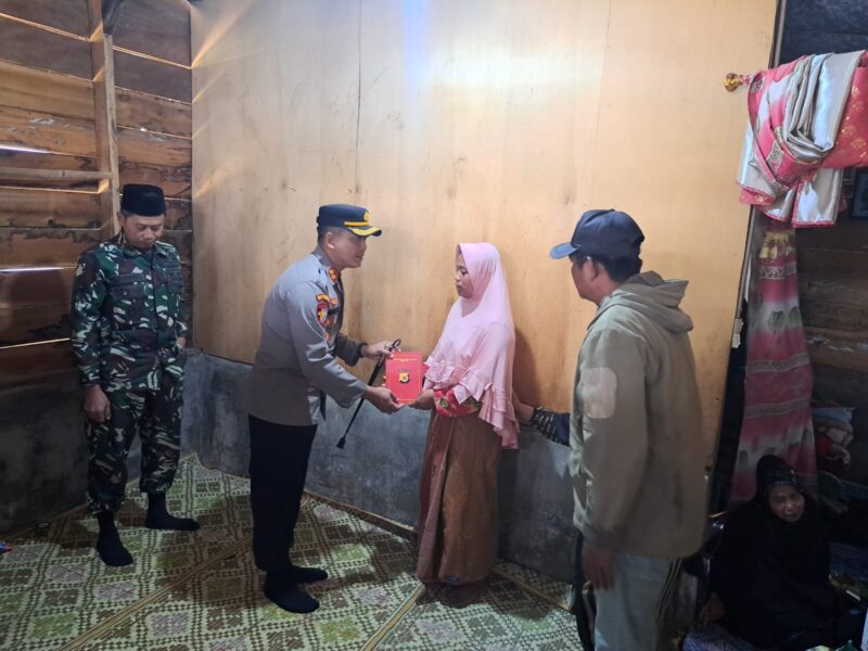 TNI-POLRI Peduli, Berikan Santunan Kepada Keluarga Korban Gantung Diri Di Kecamatan Permata 