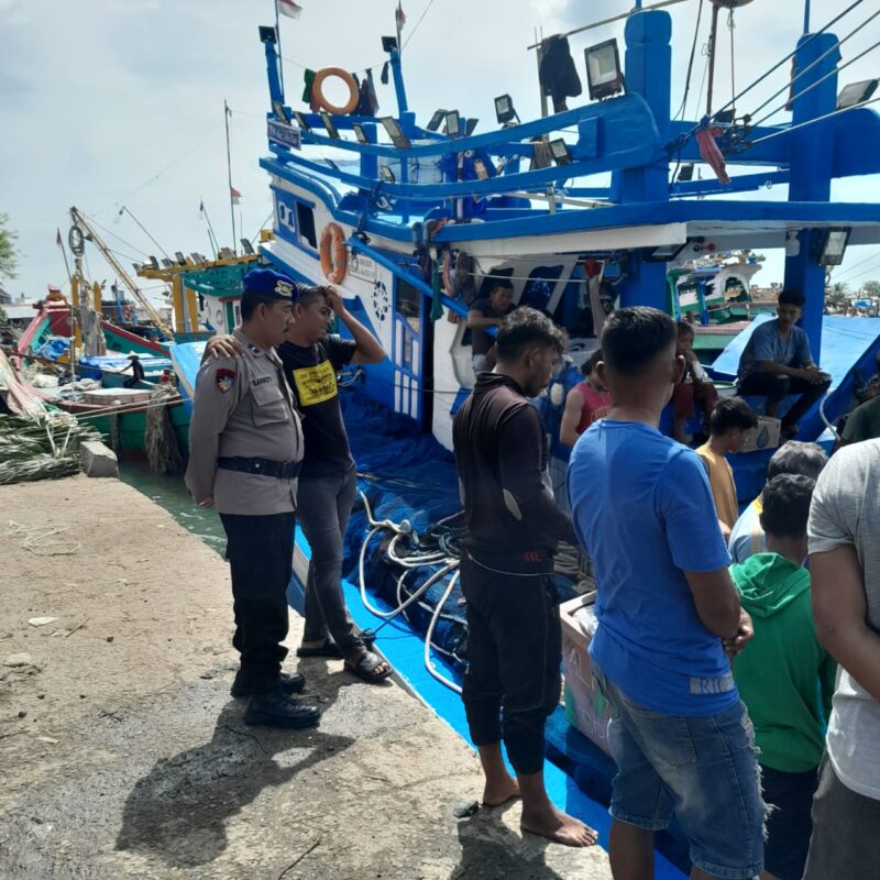 Personel Polairud Polres Lhokseumawe Minta Nelayan Jaga Kebersihan Laut dan Lingkungan