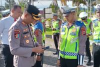 Kapolres Bener Meriah bersama Kasi Propam Polres Bener Meriah Mengecek Hp Personil Polres Bener Meriah