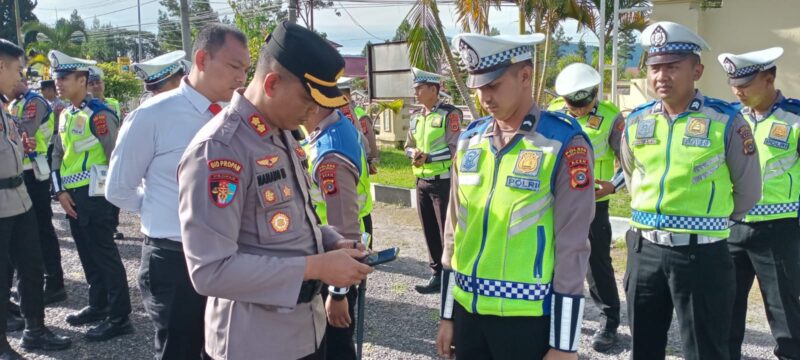 Kapolres Bener Meriah bersama Kasi Propam Polres Bener Meriah Mengecek Hp Personil Polres Bener Meriah