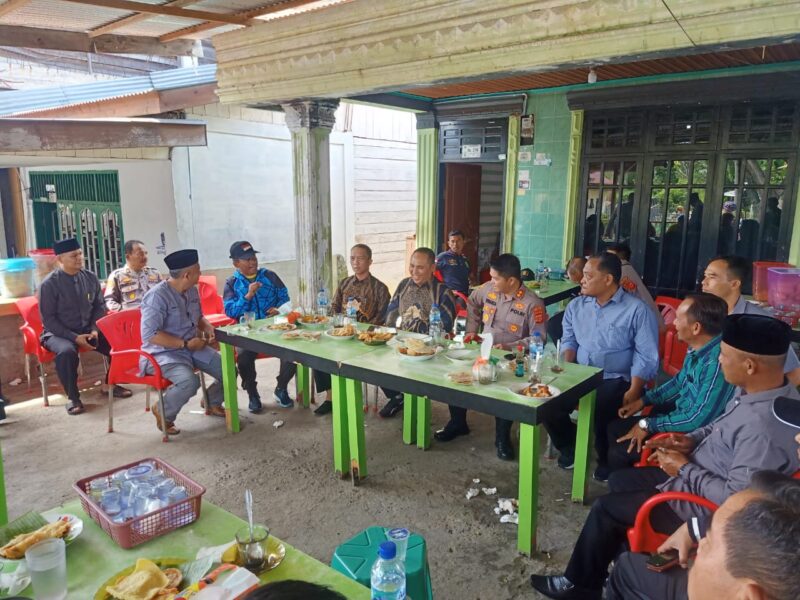 Kegiatan Jum'at Curhat Kapolres Gayo Lues bersama Instansi Vertikal , SKPK Dan masyarakat Di Warung Azka Kampung Jawa Kec. Blangkejeren Kab. Gayo Lues