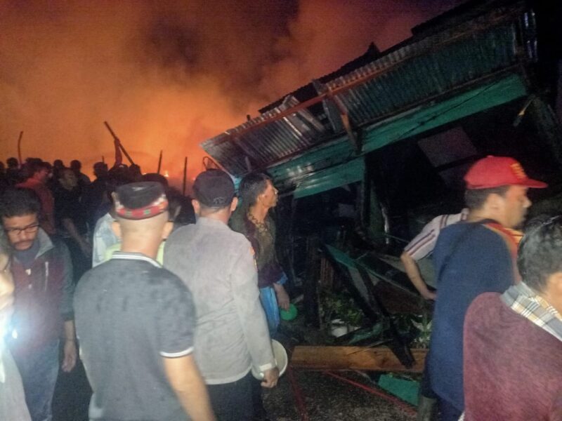 Kebakaran terhadap 15 Unit Rumah Semi Permanen yang terbuat dari Kayu bertempat di Dusun Jaring Halus Desa Tungel Kec. Rikit Gaib Kab. Gayo Lues, Jumat ( 26/05/2023 ) Pukul 18.07 Wib