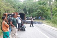 Sebuah truk Fuso dengan nomor polisi BK 8120 EO, terbalik di lintasan Blangkejeren Takengon di kawasan Desa Pining Rugub Kecamatan Rikit Gaib di Kabupaten Gayo Lues, Senin (5/6/2023). 