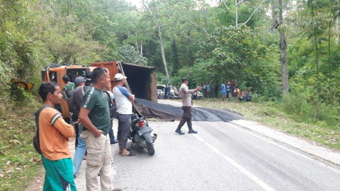 Sebuah truk Fuso dengan nomor polisi BK 8120 EO, terbalik di lintasan Blangkejeren Takengon di kawasan Desa Pining Rugub Kecamatan Rikit Gaib di Kabupaten Gayo Lues, Senin (5/6/2023). 