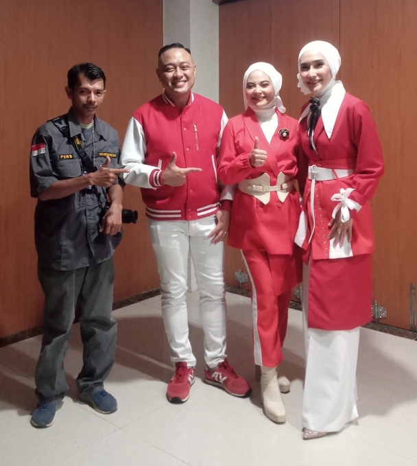 Bemby Putuanda (master of ceremony), Zora vidyanata (master of ceremony), Tiwi T2, Andra the Bagindas, dan Rycko Ria ketika diwawancarai oleh Denny Syahputra Jurnalis TIMELINES INEWS 