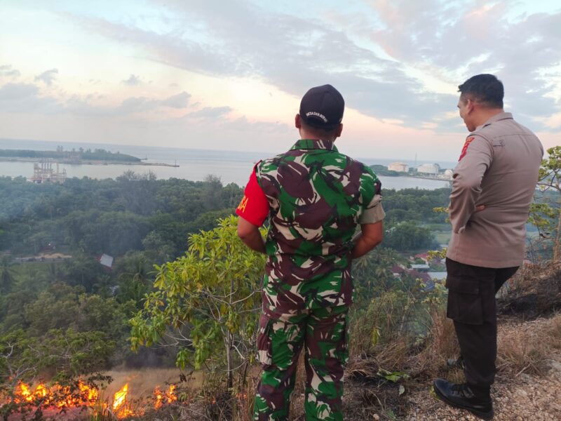 Kebakaran Lahan di Blang Panyang, Personel Polsek Muara Satu Amankan TKP