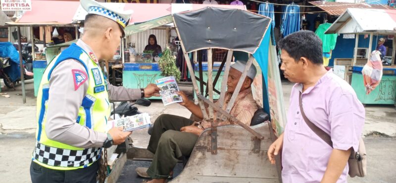 Personel Operasi Patuh Bagikan Brosur Tertib Berlalu Lintas