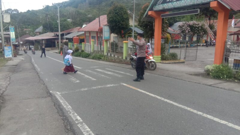 Bantu siswa menyeberang jalan, Polsek Silih Nara laksanakan Strong Point. 
