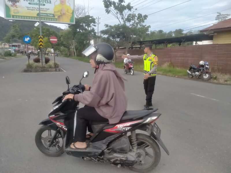 POLSEK BEBESEN STRONG POINT PAGI DI PERSIMPANGAN, ANTISIPASI KECELAKAAN LANTAS