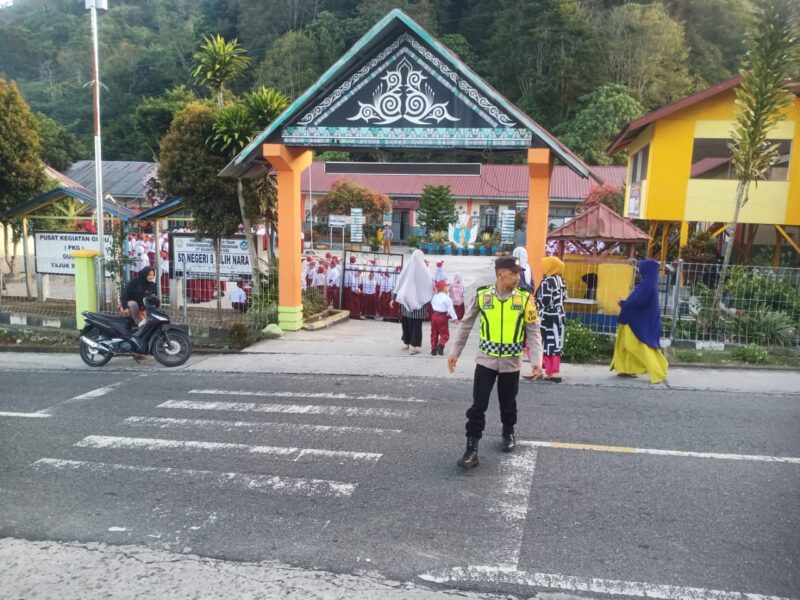 Jaga Keselamatan Siswa, Polsek Silih Nara Lakukan Strong Point Pagi Di Area Sekolah