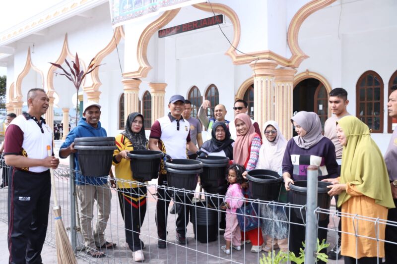 Bakti Sosial, Polres Bener Meriah Gelar Gotong Royong di Masjid Al-Amilin Pante Raya 