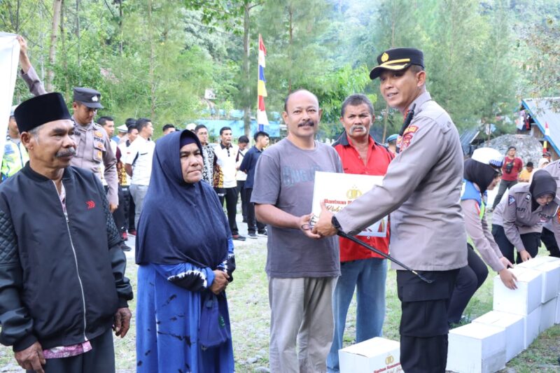 Kapolres Bener Meriah Salurkan Bantuan Sosial Kepada Warga Kecamatan Timang Gajah
