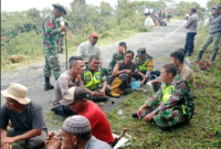 Peduli Lingkungan Personel Polsek Permata Bersama Dengan TNI dan Masyarakat Gotong Royong Bersama 
