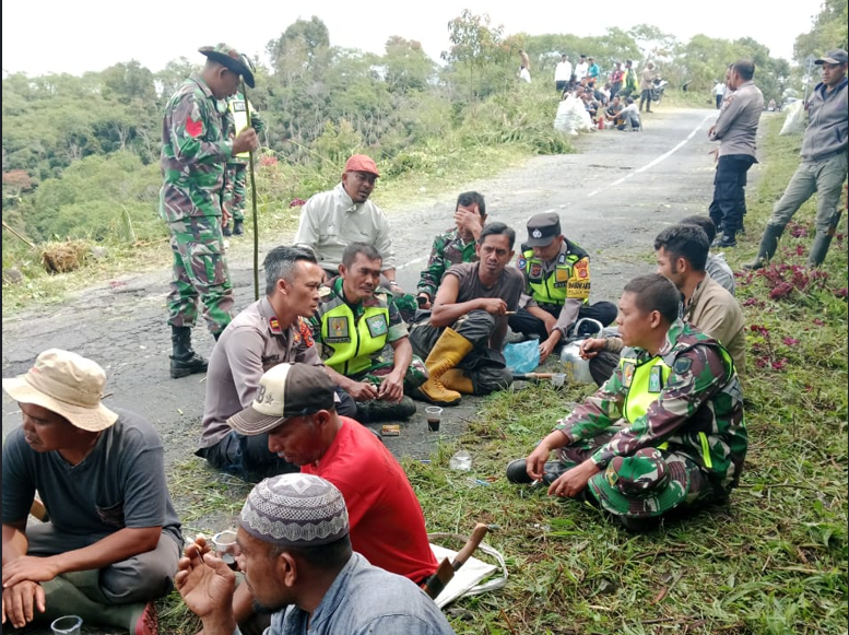 Peduli Lingkungan Personel Polsek Permata Bersama Dengan TNI dan Masyarakat Gotong Royong Bersama 
