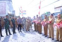 Kapolres Bener Meriah Beserta Forkopimda Bagi Bagi Bendera di Kecamatan Bandar