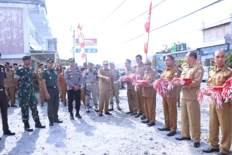 Kapolres Bener Meriah Beserta Forkopimda Bagi Bagi Bendera di Kecamatan Bandar