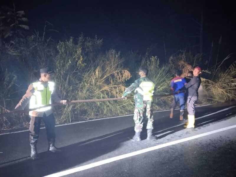 Polisi Bantu Pemadaman Kebakaran Lahan di Bener Meriah 
