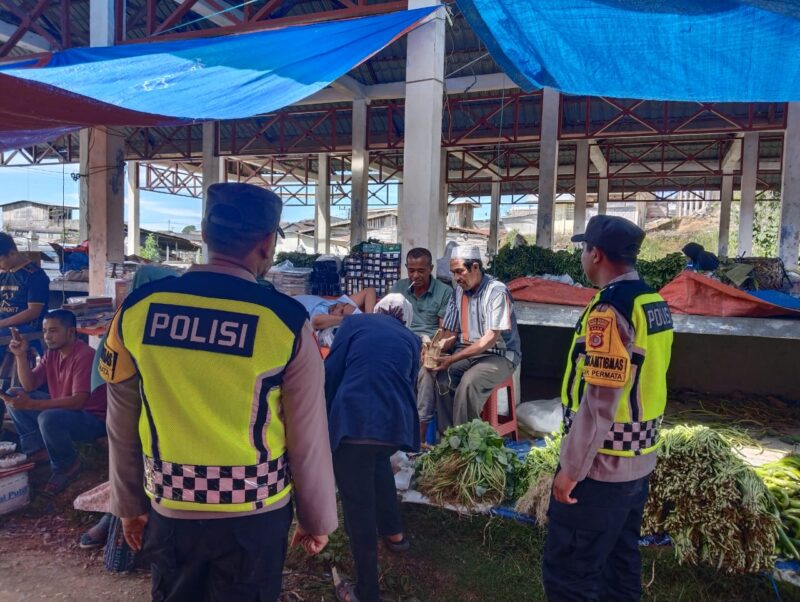 Personil Polsek Permata Kunjungi Tempat Keramaian 