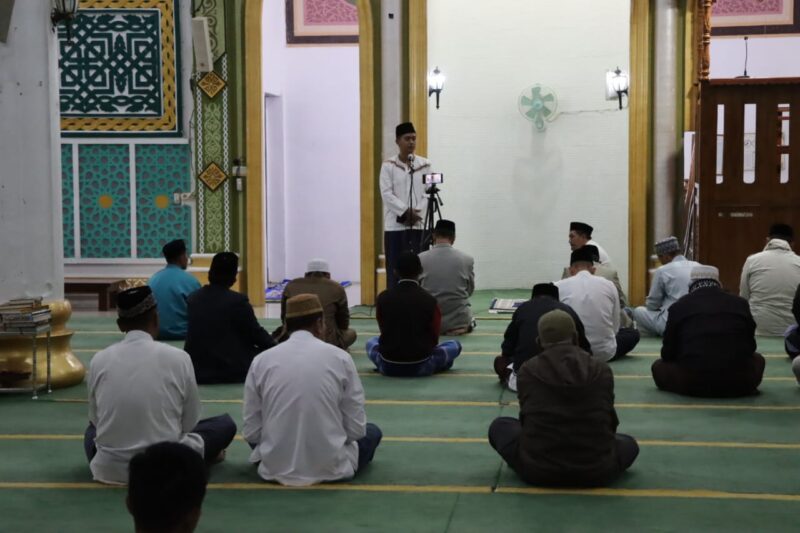 Shalat Berjamaah Bersama Warga Kapolres Aceh Tengah Ajak Antisipasi Berita Hoax