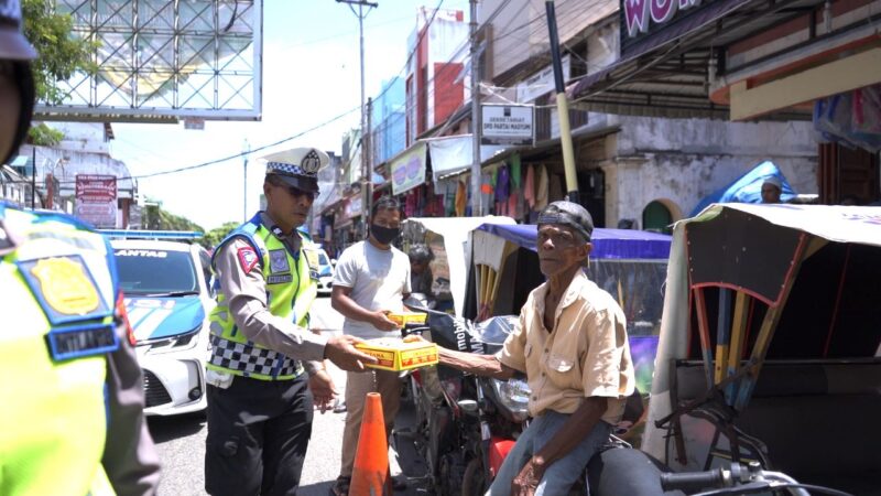 Jumat Berkah, Personel Ditlantas Bagikan Nasi Kotak kepada Tukang Parkir
