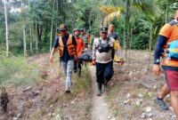 Polisi Bantu Evakuasi Jenazah Korban Yang Hanyut di Aliran Sungai Peusangan
