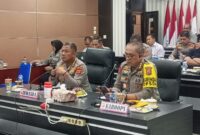 Irwasda Polda Aceh Kombes Muhamad Setyobudi Dwiputro, didampingi Karo Ops Kombes Heri Heryandi beserta pejabat utama mengikuti rapat anev situasi kamtibmas terkini dan posko presisi secara virtual di Aula Vidcon Polda Aceh, Selasa, 15 Agustus 2023.