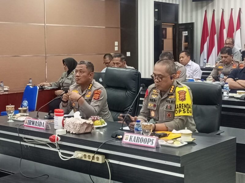 Irwasda Polda Aceh Kombes Muhamad Setyobudi Dwiputro, didampingi Karo Ops Kombes Heri Heryandi beserta pejabat utama mengikuti rapat anev situasi kamtibmas terkini dan posko presisi secara virtual di Aula Vidcon Polda Aceh, Selasa, 15 Agustus 2023.