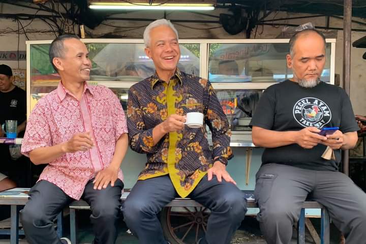 Ganjar Makan di Warteg Legendaris Sunda Kelapa