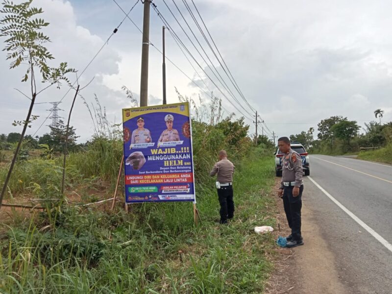 Polantas Bener Meriah Pasang Spanduk Himbauan Kepada Pengguna Jalan