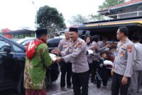 Jumat Bersih, Jumat Berbagi Kasih. Wakapolres Bener Meriah Bagikan Ratusan Nasi Kotak Kepada Jamaah Jumat
