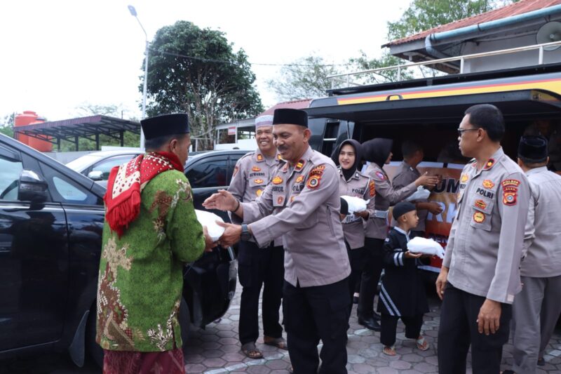 Jumat Bersih, Jumat Berbagi Kasih. Wakapolres Bener Meriah Bagikan Ratusan Nasi Kotak Kepada Jamaah Jumat
