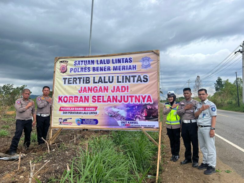 Sat Lantas Polres Bener Meriah Pasang Baliho Himbauan Dan Miniatur Mobil Patroli Lalu Lintas
