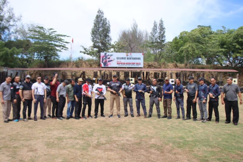 Kapolda Aceh Irjen Pol. Drs. Ahmad Haydar, S. H., M. M, terus menampilkan kemahiran menembak. Minggu (27/8/2023), di Lapangan Tembak Mapolda Aceh.