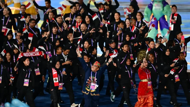 Para atlet kontingen Indonesia mengikuti parade upacara pembukaan Asian Games ke-19 2022 di Olympic Sports Centre Stadium Hangzhou, Cina, 23 September 2023.
