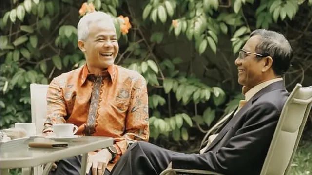 Momen akrab Menko Polhukam Mahfud Md ngopi bareng bakal capres dari PDIP Ganjar Pranowo. (Foto: Instagram Ganjar Pranowo)