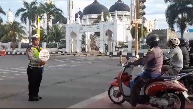 Personil Satlantas Polresta Banda Aceh melaksanakan kegiatan Strong Point Pagi, diseputaran kota Banda Aceh, Kamis  (21/9/2023) Pukul 06.30 wib.