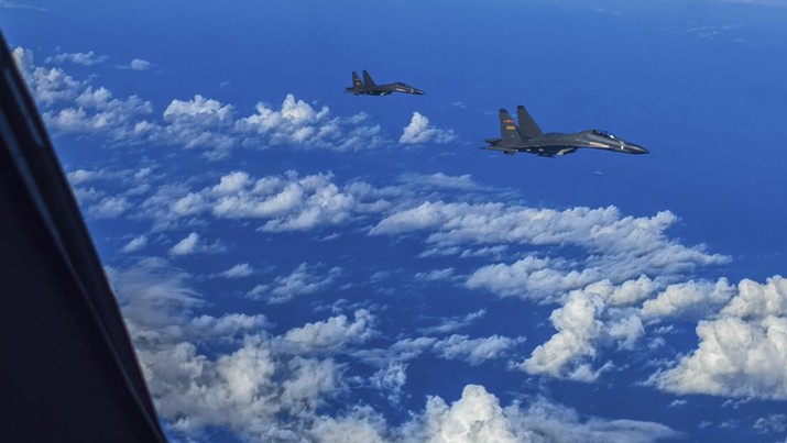 Foto: Jet tempur China dari Komando Tentara Pembebasan Rakyat  (PLA) melakukan latihan tempur bersama di sekitar Pulau Taiwan, Minggu (7/8/2022). Militer China masih terus melanjutkan latihan perang di sekitar wilayah Taiwan. (Gong Yulong/Xinhua via AP)