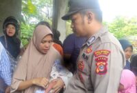 Berdasarkan kronologi penemuan, bayi tersebut ditemukan sekitar pukul 13.30 WIB. Dimana saat itu Nuriati pemilik rumah hendak menutup pintu pagar depan yang terbuka, sambungnya.
